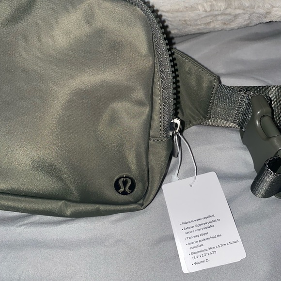 NWT LULULEMON EVERYWHERE BELT BAG - Picture 4 of 15